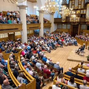 Er was een grote opkomst in de Martinikerk bij de lezing van Geert Mak.